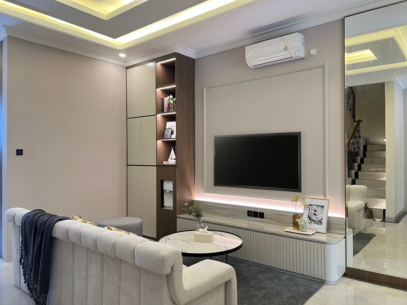 Jagakarsa interior photograph 2