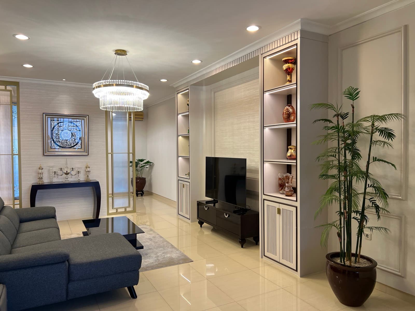 Tebet interior photograph 3